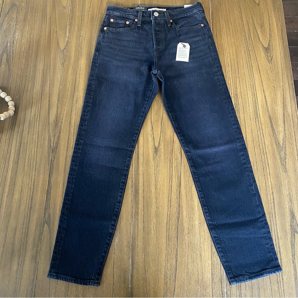 Levi’s Wedgie Icon Fit black tapered leg black jeans